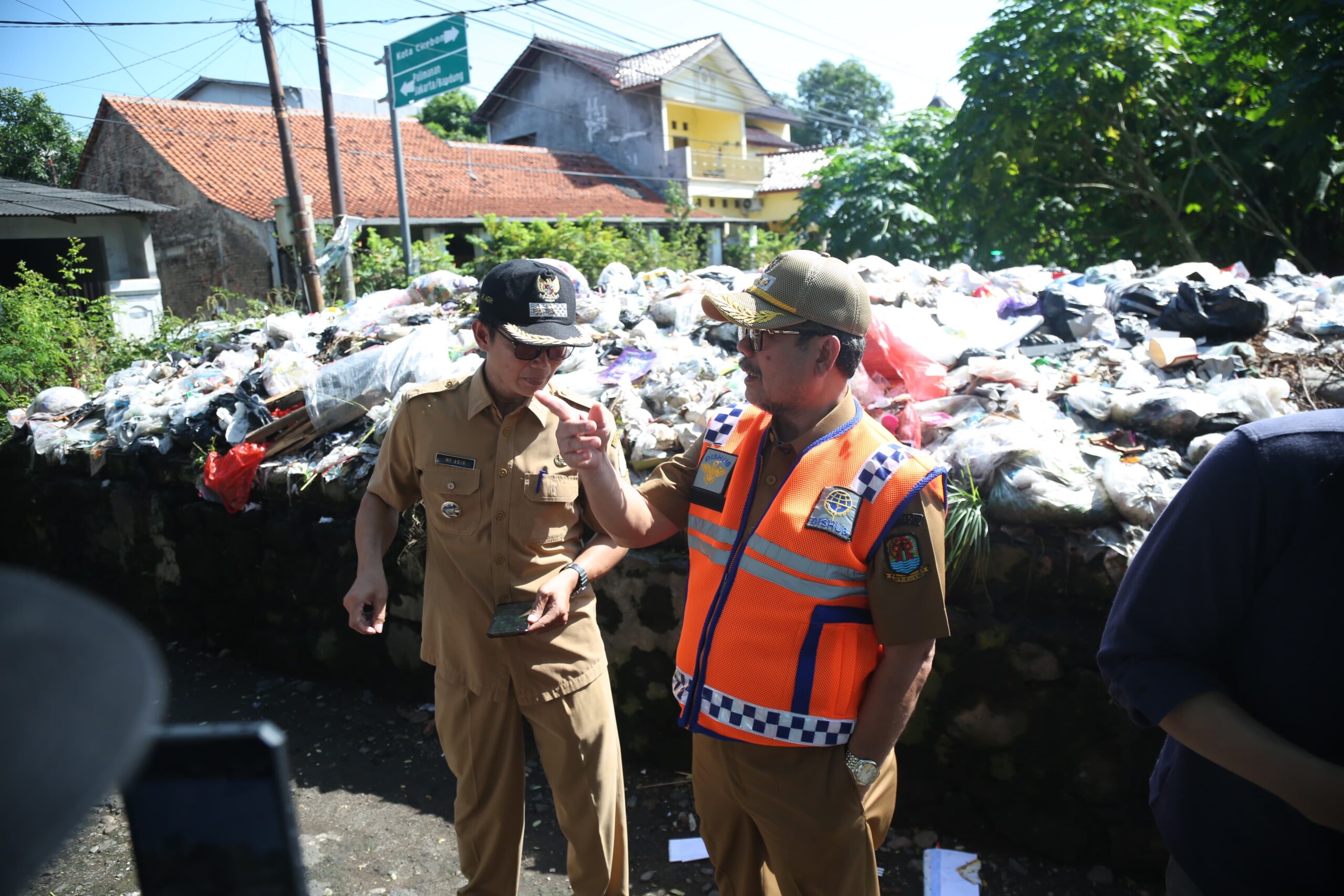 Bupati Imron Sidak Sampah Liar di Kedawung: Kabupaten Cirebon Harus Bersih