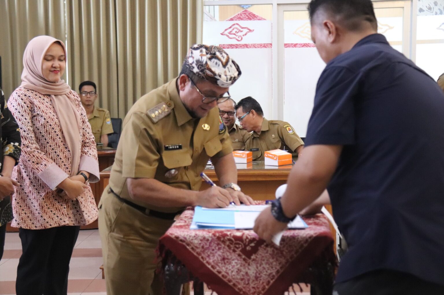 Bupati Cirebon Tegaskan Komitmen Kinerja Melalui Kontrak Tahun 2025