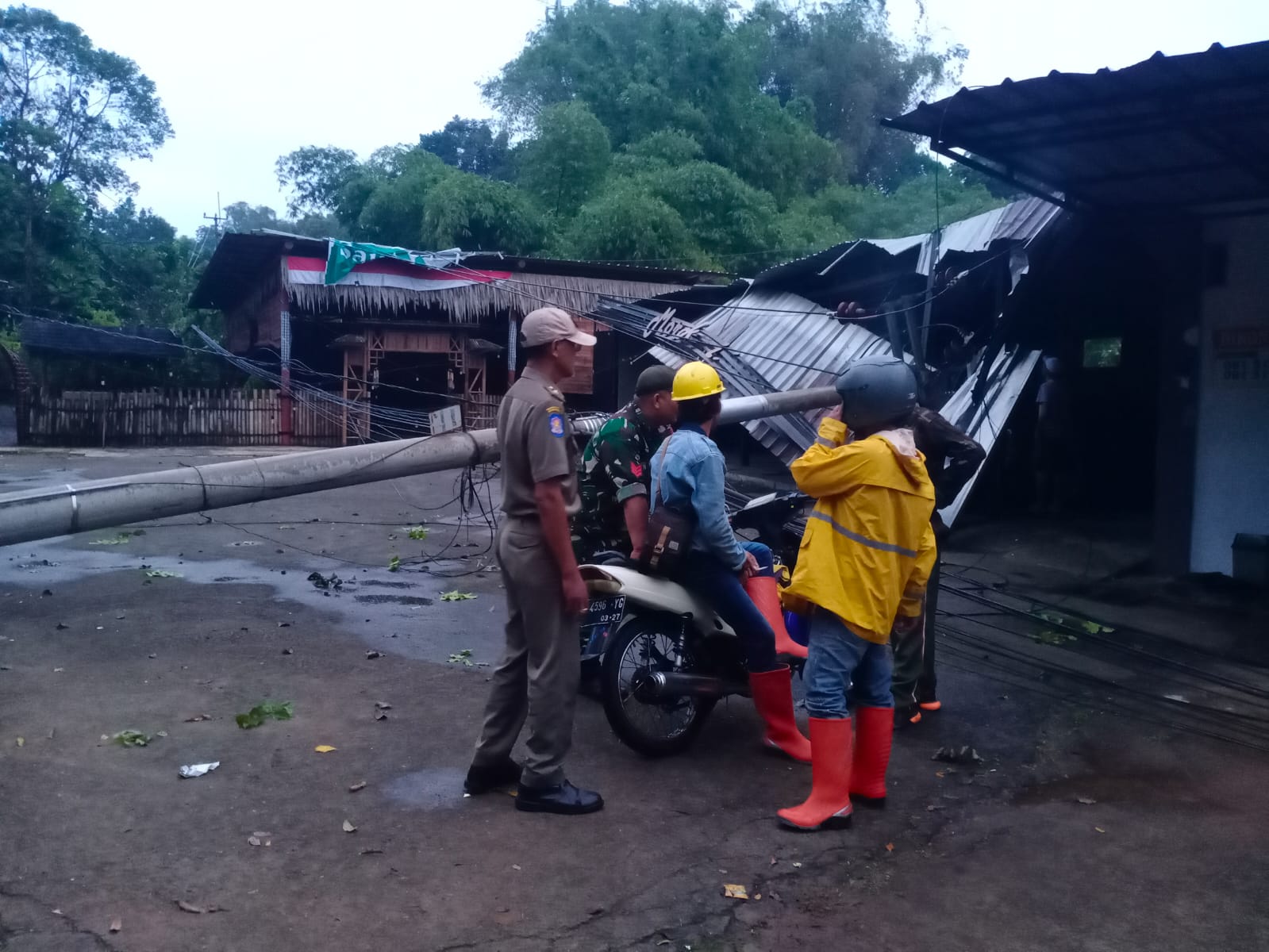Tiang Listrik Roboh Jadi Penyebab Mati Lampu Semalaman di Kuningan