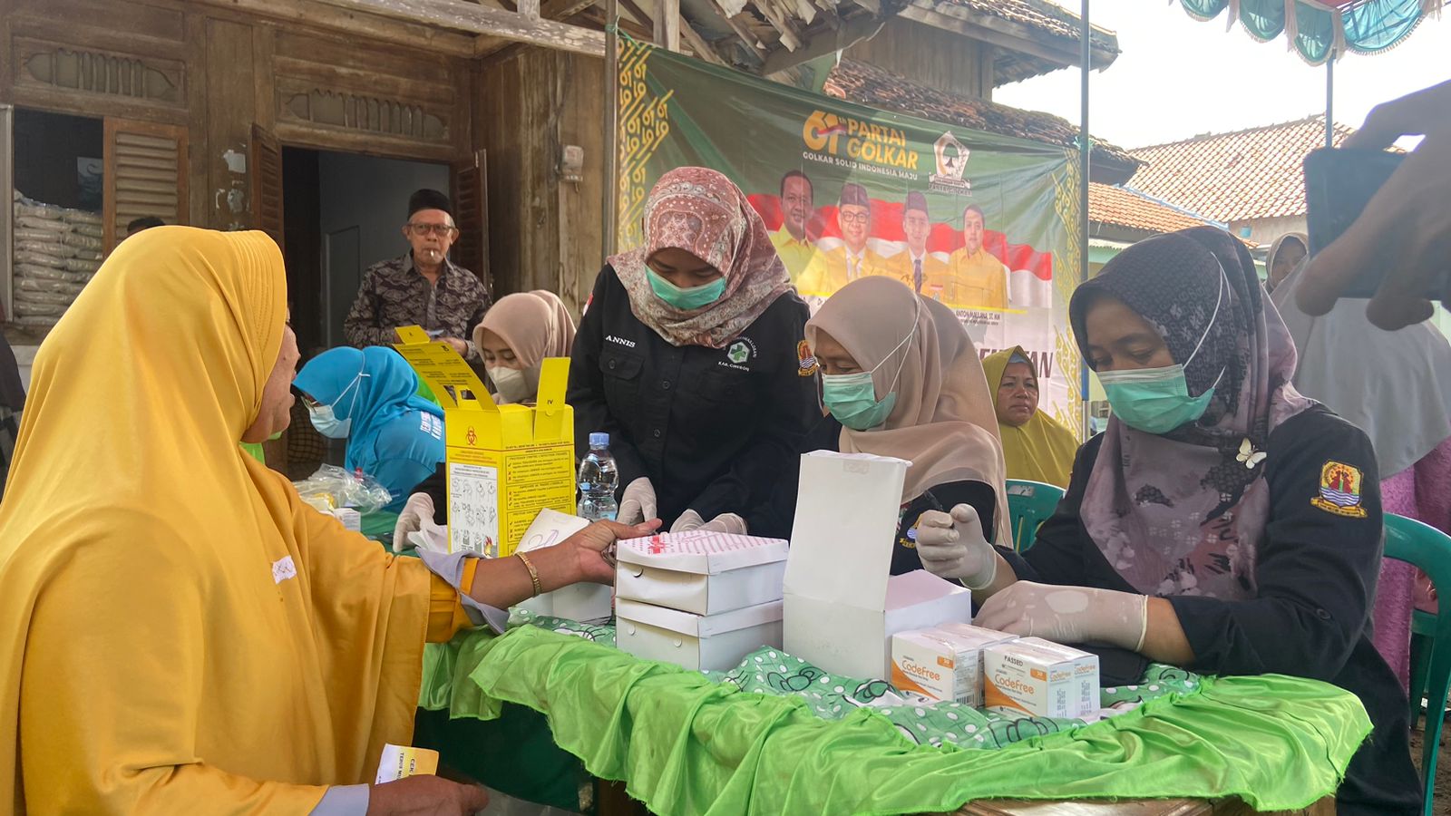 Peringati HUT ke-61, Golkar Cirebon Gelar Pasar Murah dan Layanan Kesehatan