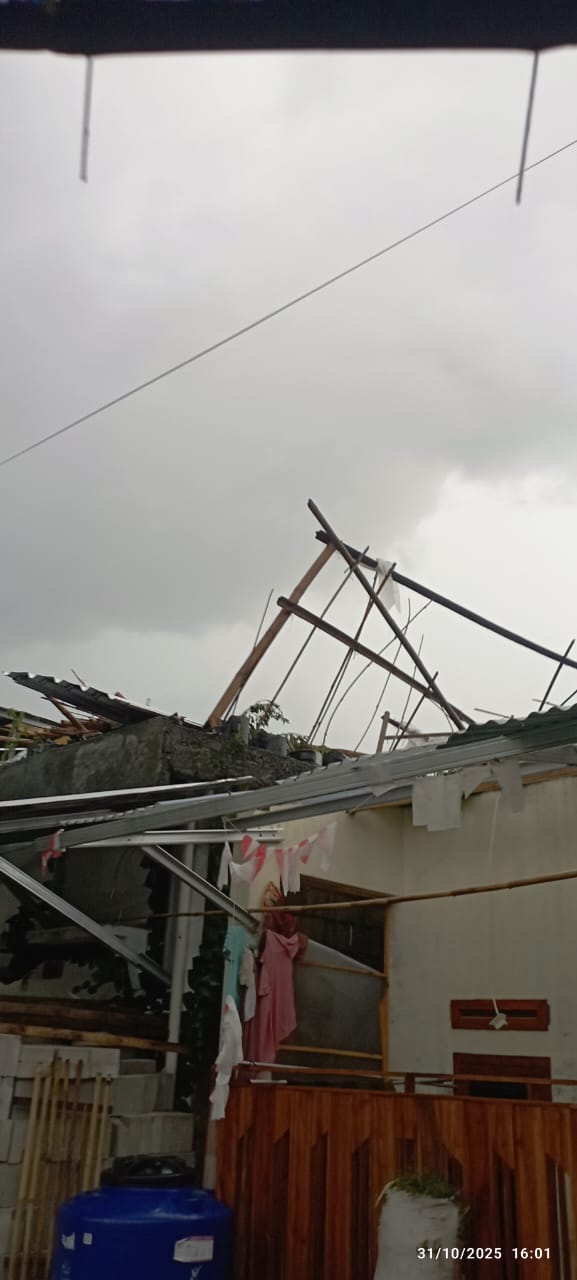 Puting Beliung Terjang Kuningan, Belasan Rumah Warga Rusak