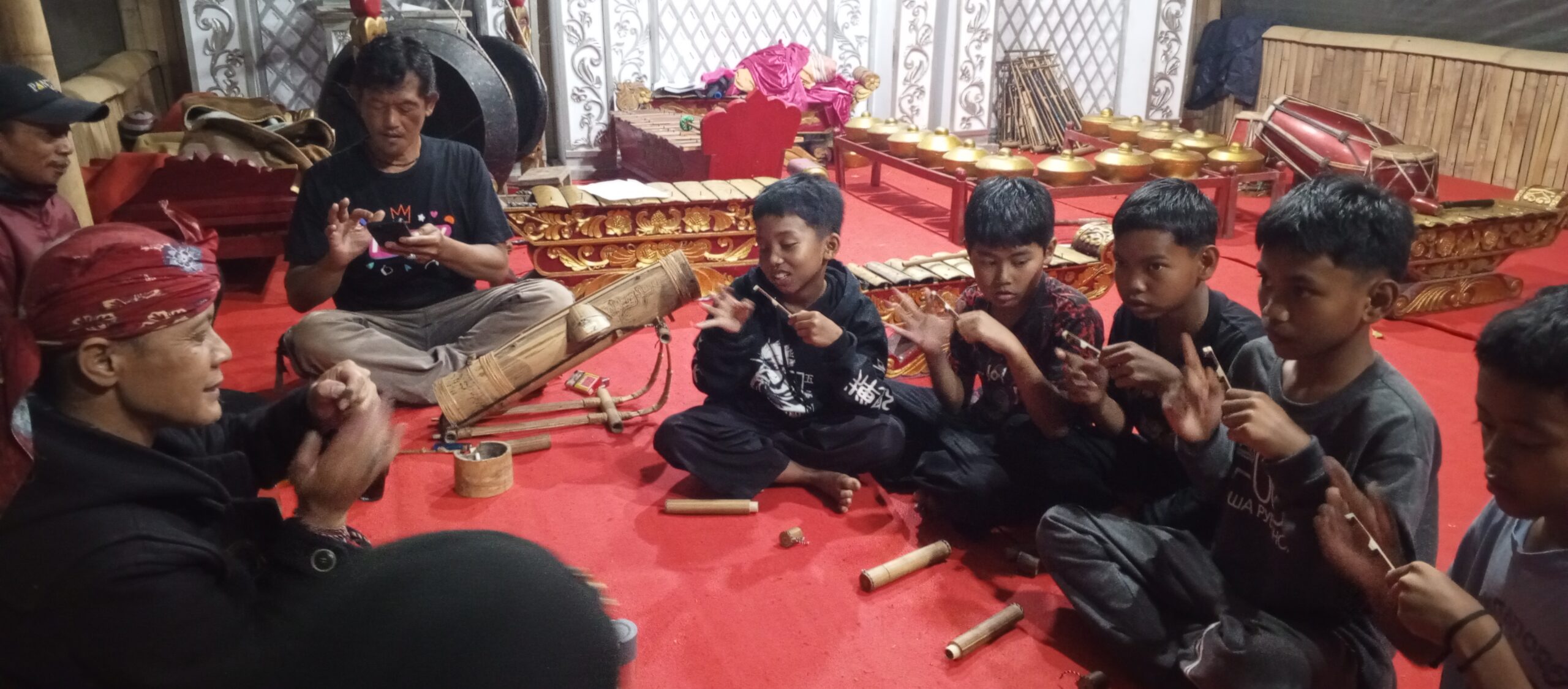 Anak-anak Cisantana Bikin Kesenian Sunda Jadi Keren di Saung Karahayuan