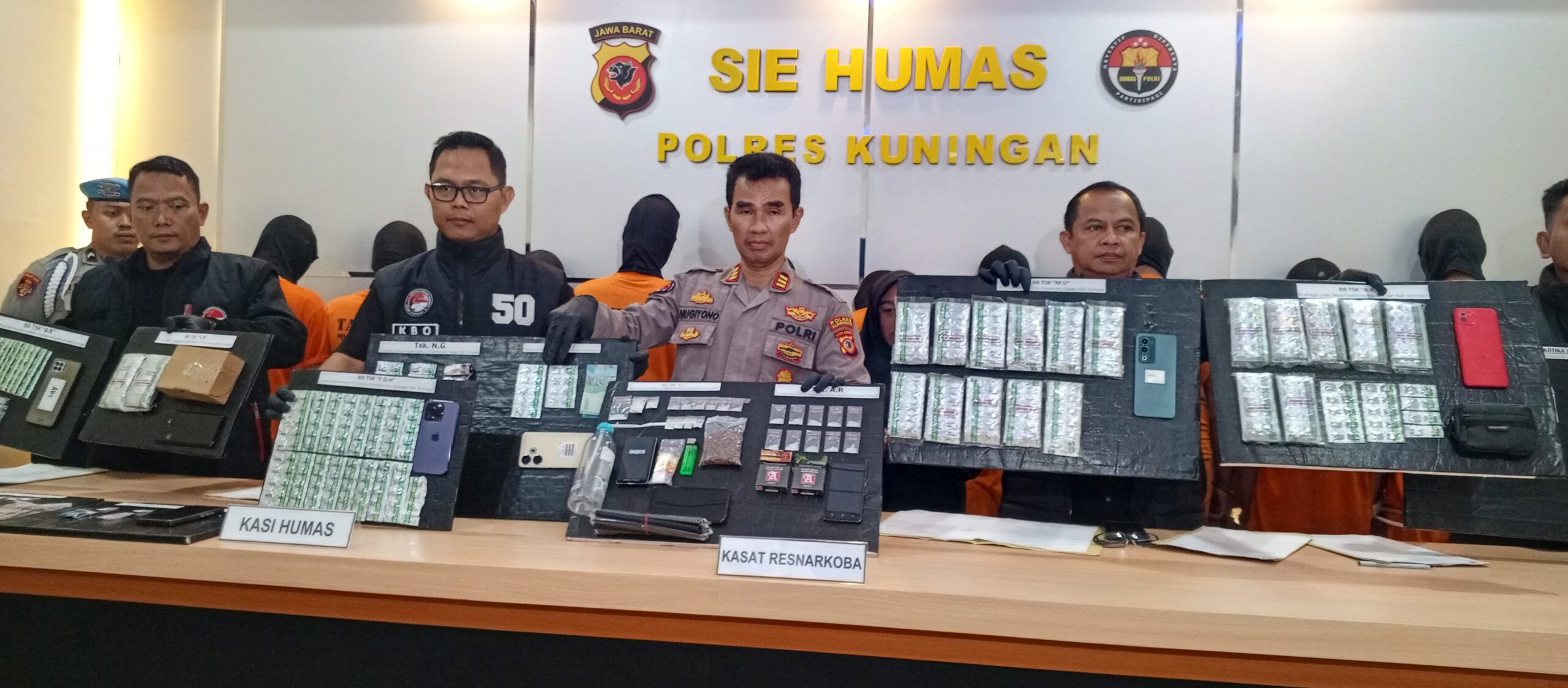 Transaksi Sistem Tempel dan COD, 17 Pengedar Narkoba Digulung di Kuningan