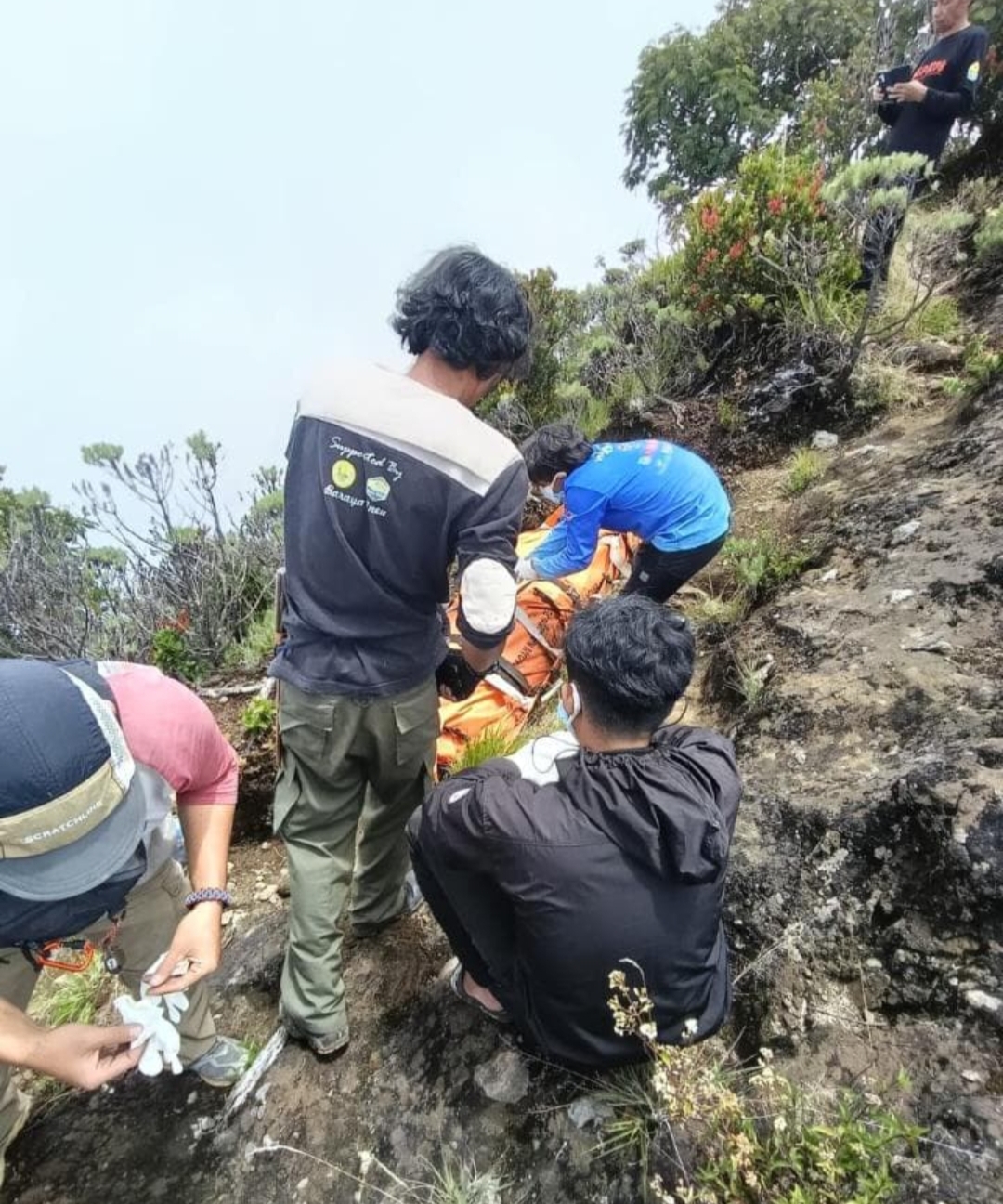 Evakuasi Jenazah di Puncak Ciremai Dimulai, Tim Bergerak Turun Secara Estafet