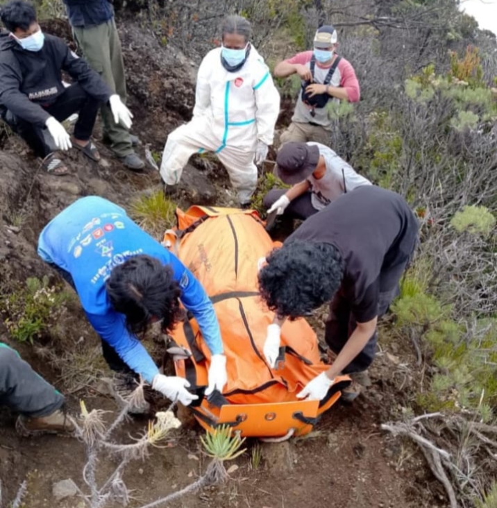Jenazah di Puncak Ciremai Mulai Diturunkan, Tim Hadapi Tantangan Medan dan Cuaca